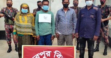 অবৈধ ভাবে ভারত থেকে বাংলাদেশে প্রবেশকালে মহেশপুর সিমান্তে আটক ৫