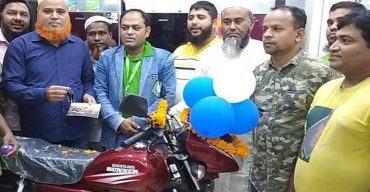 মিনিস্টারের এয়ার কন্ডিশনার কিনে মোটরসাইকেল উপহার পেলেন ইকরামুল