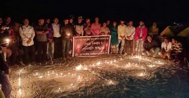 সিডরে নিহতদের স্বরণে কুয়াকাটা সৈকতে মোমবাতি প্রজ্জলন
