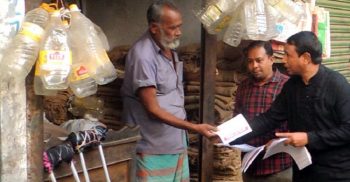 দ্রব্যমূল্যের উর্দ্ধগতির প্রতিবাদে ঝিনাইদহে বিএনপি’র লিফলেট বিতরণ