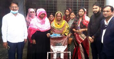 কলাপাড়ায় অসহায় ও দুঃস্থ নারীরা পেলো সেলাই মেশিন