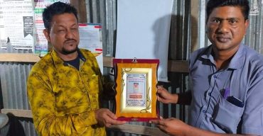 কলাপাড়া ব্যবসায়ী সমিতির ক্রীড়া সম্পাদক এর পক্ষ থেকে হাবিবুর রহমান কে সম্মাননা পুরস্কার প্রদান