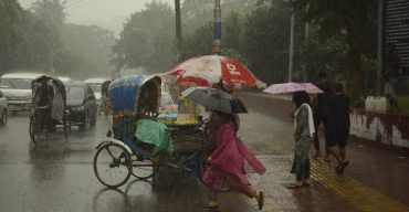 রাজধানীতে সাত সকালের গুড়ি গুড়ি বৃষ্টিতে শীতের আমেজ