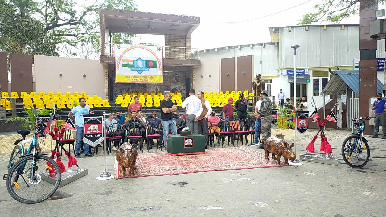 ভারতীয় সেনাবাহিনীর ২০ সদস্যের সাইকেল দল বাংলাদেশ ভ্রমনে