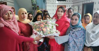 যশোর জেলা যুব মহিলা লীগের সম্পাদক সালমা আলমকে ফুলেল শুভেচ্ছা জানান পৌর যুব মহিলা লীগ