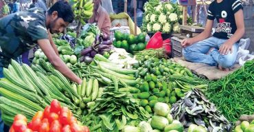 সারাদেশে শীতে ঠান্ডার পরিবর্তে সবজিতে বাজারে গরম