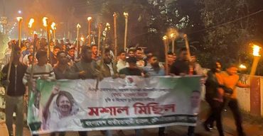 খালেদা জিয়াকে বিদেশ পাঠানোর দাবিতে ছাত্রদলের মশাল মিছিল
