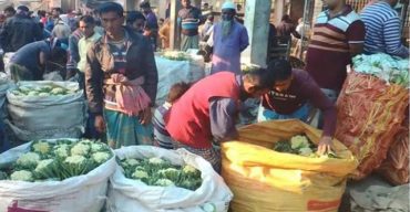 ঝিনাইদহে সবজি বাজারে আগুন নিয়ে বিপাকে আমজনতা