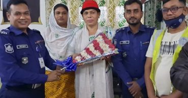 দেশের প্রথম তৃতীয় লিঙ্গের চেয়ারম্যানকে শুভেচ্ছা জানালেন কালীগঞ্জ থানার ওসি