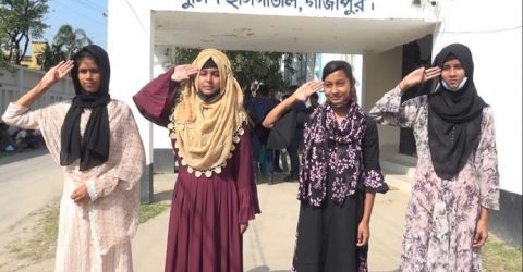 ভাবতে স্বপ্ন মনে হলেও বাস্তবে তাই ঘটেছে মাত্র ১০০ টাকায় পুলিশে চাকরি