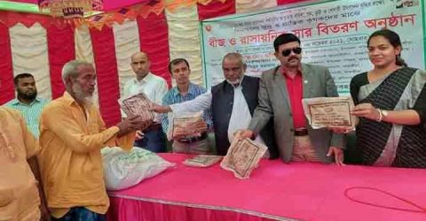 দেবহাটায় কৃষকদেরকে বিনামূল্যে সারও বীজ বিতরণ