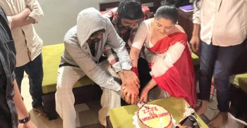 অভিনেতা রাজের জন্মদিনে কেক কাটলেন নায়িকা পরীমণি