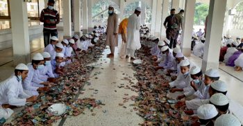 কিশোরগঞ্জের ঐতিহ্যবাহী পাগলা মসজিদের দানবাক্সে ১২ বস্তা টাকা