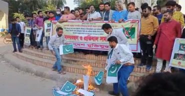 পাকিস্তানের পতাকা পুড়িয়ে মুক্তিযুদ্ধ মঞ্চের প্রতিবাদ