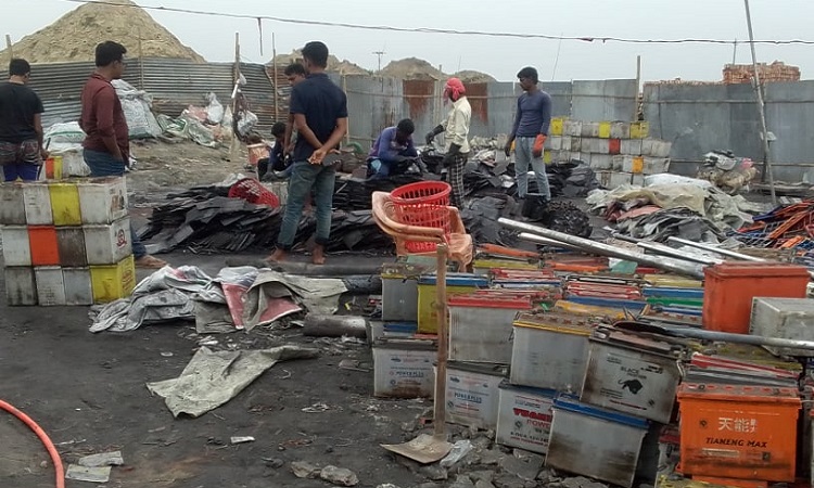 নওগাঁয় অবৈধ ইট-ভাটায় অবৈধ কারখানায় সিসা তৈরি, হুমকিতে পরিবেশ