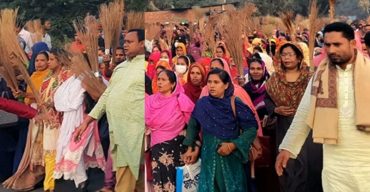 ময়মনসিংহে ইউপি চেয়ারম্যানের বিরুদ্ধে নারীদের ঝাড়ুমিছিল