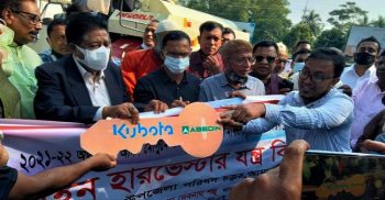 সরকারি ভর্তুকিতে আমতলীর ৯ কৃষক পেল কম্বাইন্ড হারভেস্টার যন্ত্র!