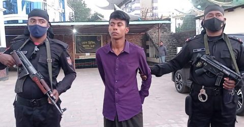 মিয়ানমার থেকে আশা ৬ লাখ পিস ইয়াবাসহ রোহিঙ্গা আটক