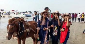 কক্সবাজারে ঘটনার প্রভাব পরেনি কুয়াকাটায়: সৈকতে পর্যটকদের ঢল