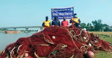 কলাপাড়ায় ১০ লাখ টাকা অবৈধ জাল ধ্বংস করেছে কোস্টগার্ড