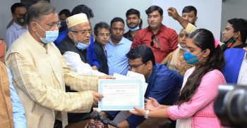 ডিএসইসি মেধাবৃত্তি অনুষ্ঠানে তথ্যমন্ত্রী
