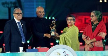 কোবিন্দের হাতে মুজিব চিরন্তন শ্রদ্ধাস্মারক তুলে দিলেন শেখ রেহানা