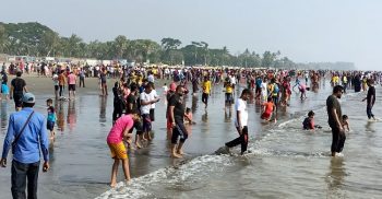 তিনদিনের ছুটিতে হাজারো পর্যটকের পদচারনায় মুখরিত কুয়াকাটার সৈকত