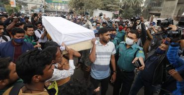 শাহবাগে শিক্ষার্থীদের ‘প্রতীকী লাশের মিছিল’