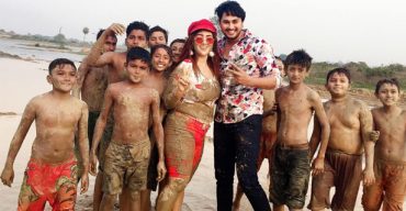 শীতের সকালে কাদা পানিতে যা করল অপু বিশ্বাস