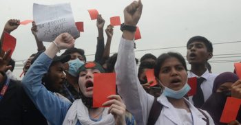 রাজধানীর রামপুরায় লাল কার্ড হাতে নিয়ে আন্দোলন করেছেন শিক্ষার্থীরা