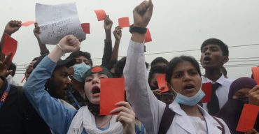 রাজধানীর রামপুরায় লাল কার্ড হাতে নিয়ে আন্দোলন করেছেন শিক্ষার্থীরা