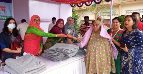 ঝিনাইদহে লেডিস ক্লাবের উদ্যোগে শীতার্তদের মাঝে কম্বল বিতরণ