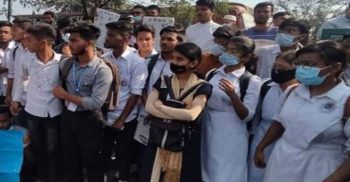 আজও নিরাপদ সড়কের দাবিতে রাস্তায় নেমেছেন শিক্ষার্থীরা