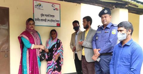 নেত্রকোনার দুর্গাপুরে মুজিব বর্ষের ঘরের চাবি হস্তান্তর
