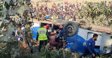 সিরাজগঞ্জে বাস উল্টে নারীসহ নিহত ৫