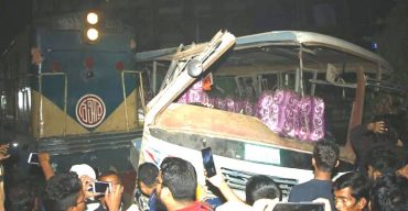 নারায়ণগঞ্জে বাস-ট্রেনের মুখোমুখি সংঘর্ষে নিহত ২