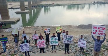 জলবায়ু সুবিচারের দাবিতে তরুণদের ধর্মঘট