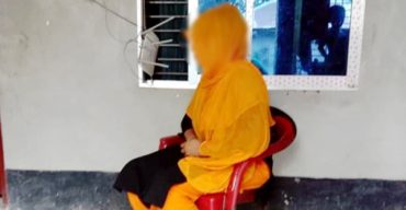 তিন মেয়ের ইচ্ছাপূরণে সংসার ছাড়া মা, স্বামীর বিয়ে ঠেকাতে অনশনে