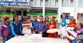 কলাপাড়ায় হিজড়াদের মাঝে শীতবস্ত্র বিতরণ
