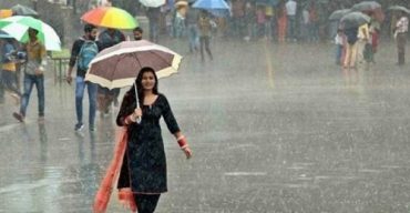 শীতের সন্ধ্যায় রাজধানী জুড়ে মুষলধারায় বৃষ্টি