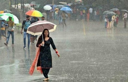 শীতের সন্ধ্যায় রাজধানী জুড়ে মুষলধারায় বৃষ্টি