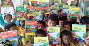 নতুন বছরের প্রথম দিন আমতলীর শিক্ষার্থীরা পেল নতুন বই