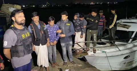 কক্সবাজারে অস্ত্র-গুলিসহ ছয় জলদস্যু আটক
