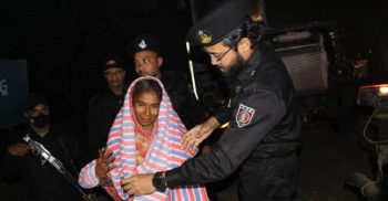ঝিনাইদহে শীতার্তদের মাঝে শীতবস্ত্র বিতরণ করেন র‍্যাব-৬