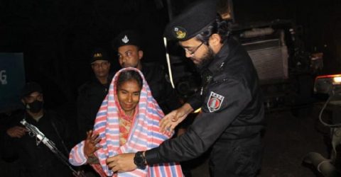 ঝিনাইদহে শীতার্তদের মাঝে শীতবস্ত্র বিতরণ করেন র‍্যাব-৬
