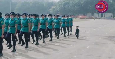 মা পুলিশের সাথে কুচকাওয়াজে পা মিলালো শিশু