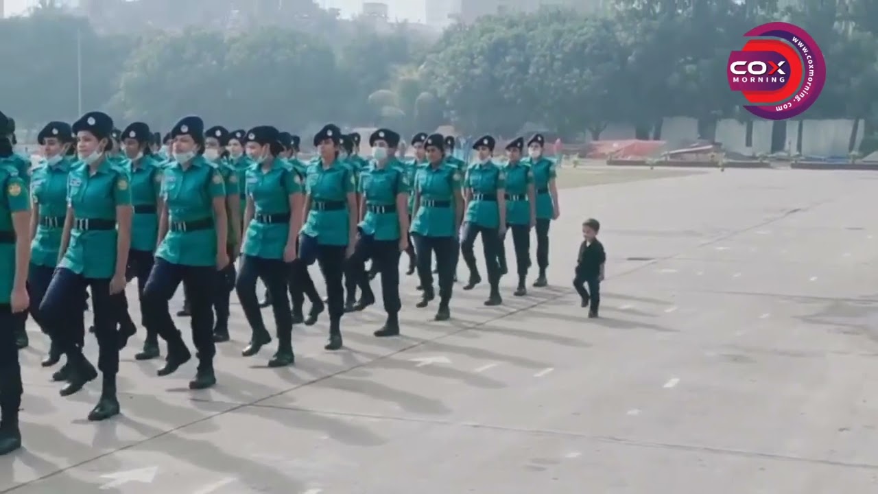 মা পুলিশের সাথে কুচকাওয়াজে পা মিলালো শিশু
