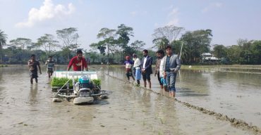 যন্ত্রের মাধ্যমে দশমিনায় বোরো ধানের সমলয় চাষাবাদ শুরু