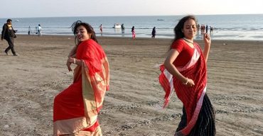বিশ্ব ভালবাসা দিবসে: কুয়াকাটার সৈকতে দুই নারীর নৃত্য