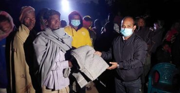 সাপাহারে শীতার্ত ক্ষুদ্র-নৃগোষ্ঠীর জনগনের বাড়ি বাড়ি গিয়ে  ইউএনও’র শীতবস্ত্র বিতরণ